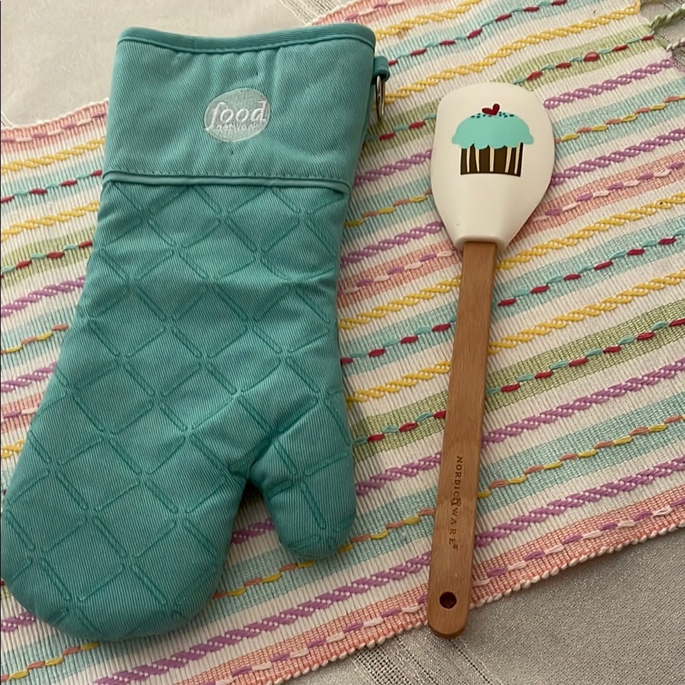 Let’s Bake oven mitt and cupcake spatula by food network